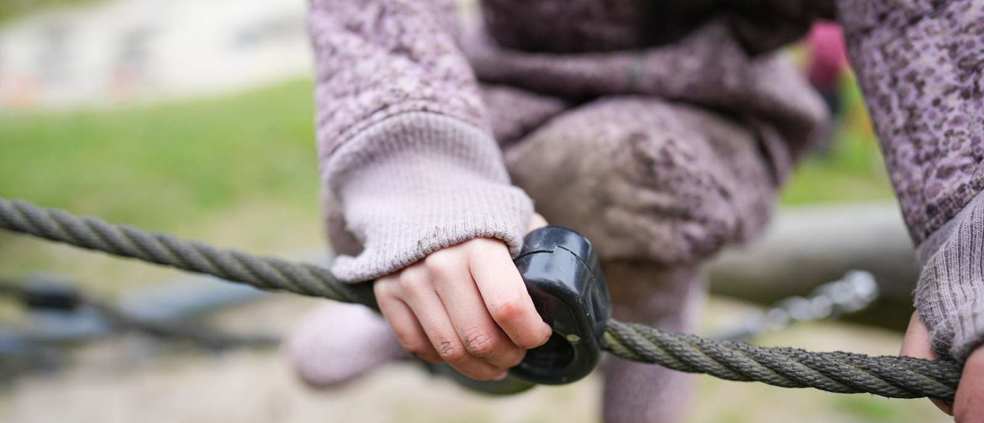 et legebarn i børnehaven 